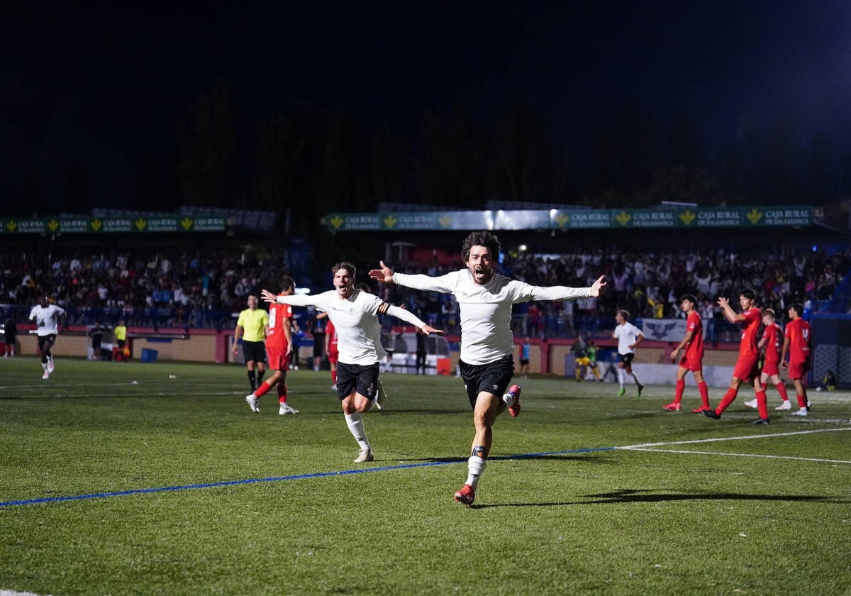 Javi Navas celebra el gol que dio la victoria y el pase a la segunda ronda de la Copa RFEF ante el Santa Marta.