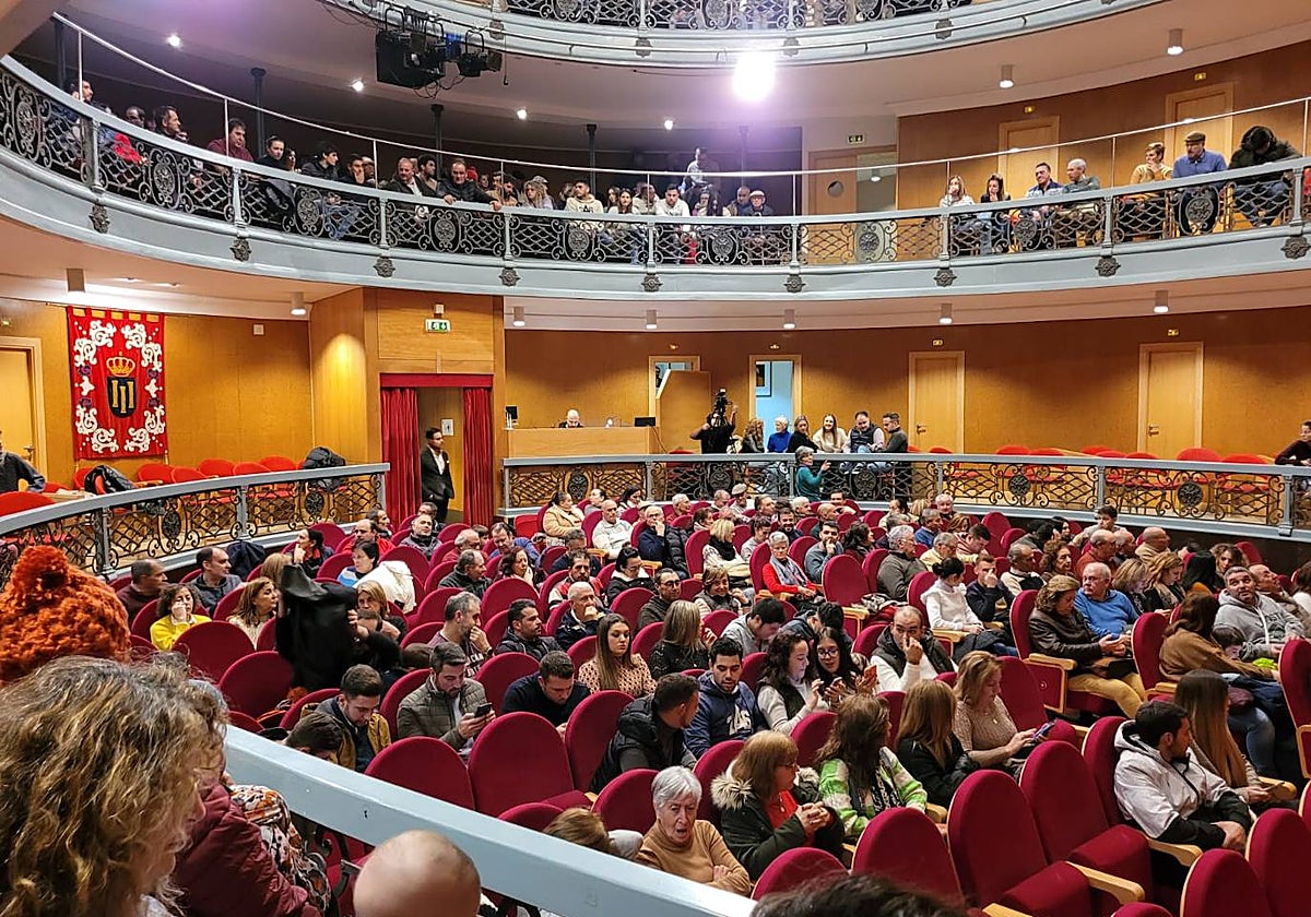 El Teatro Nuevo «Fernando Arrabal» totalmente lleno durante la presentación de los astados del Carnaval del Toro.