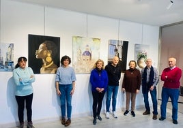 Juan Carlos Bueno, concejal de Turismo (en el centro), junto a miembros de la Asociación Amigos de las Artes.