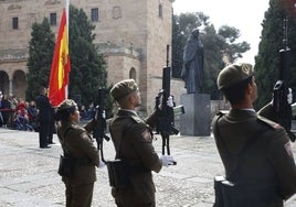 Izado de bandera en el homenaje a la Policía Nacional en la plaza del Concilia de Trento