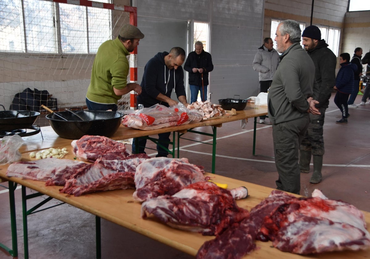 Los mozos de Santiz, durante el despiece del marrano.