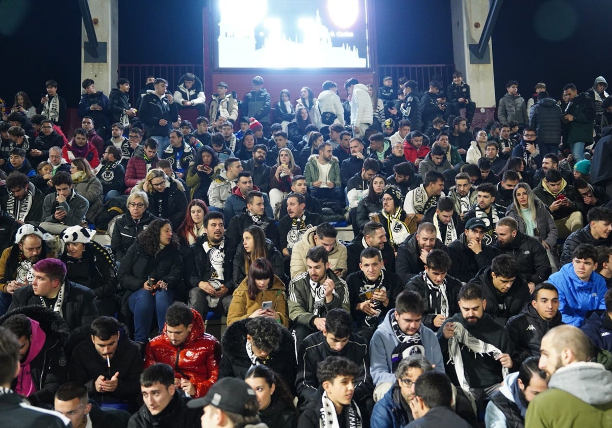 Búscate en la grada del Reina Sofía en el partido contra el Rayo Majadahonda