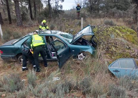 Imagen secundaria 1 - Coche destrozado tras el impacto contra la roca