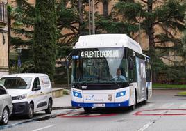 Autobús de la línea Cementerio-Puente Ladrillo, ayer en la Gran Vía de Salamanca.