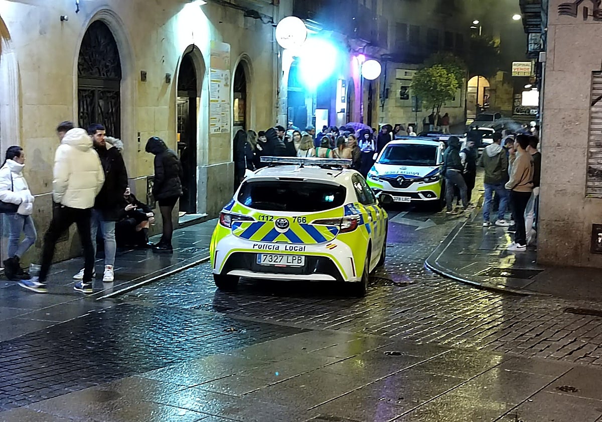 Varias dotaciones de la Policía Local intervienen en el altercado en la calle Varillas.