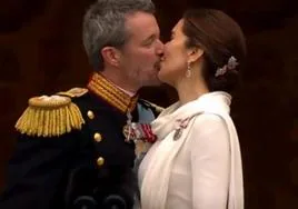 El apasionado beso de Federico de Dinamarca a Mary para poner fin al 'culebrón Genoveva'