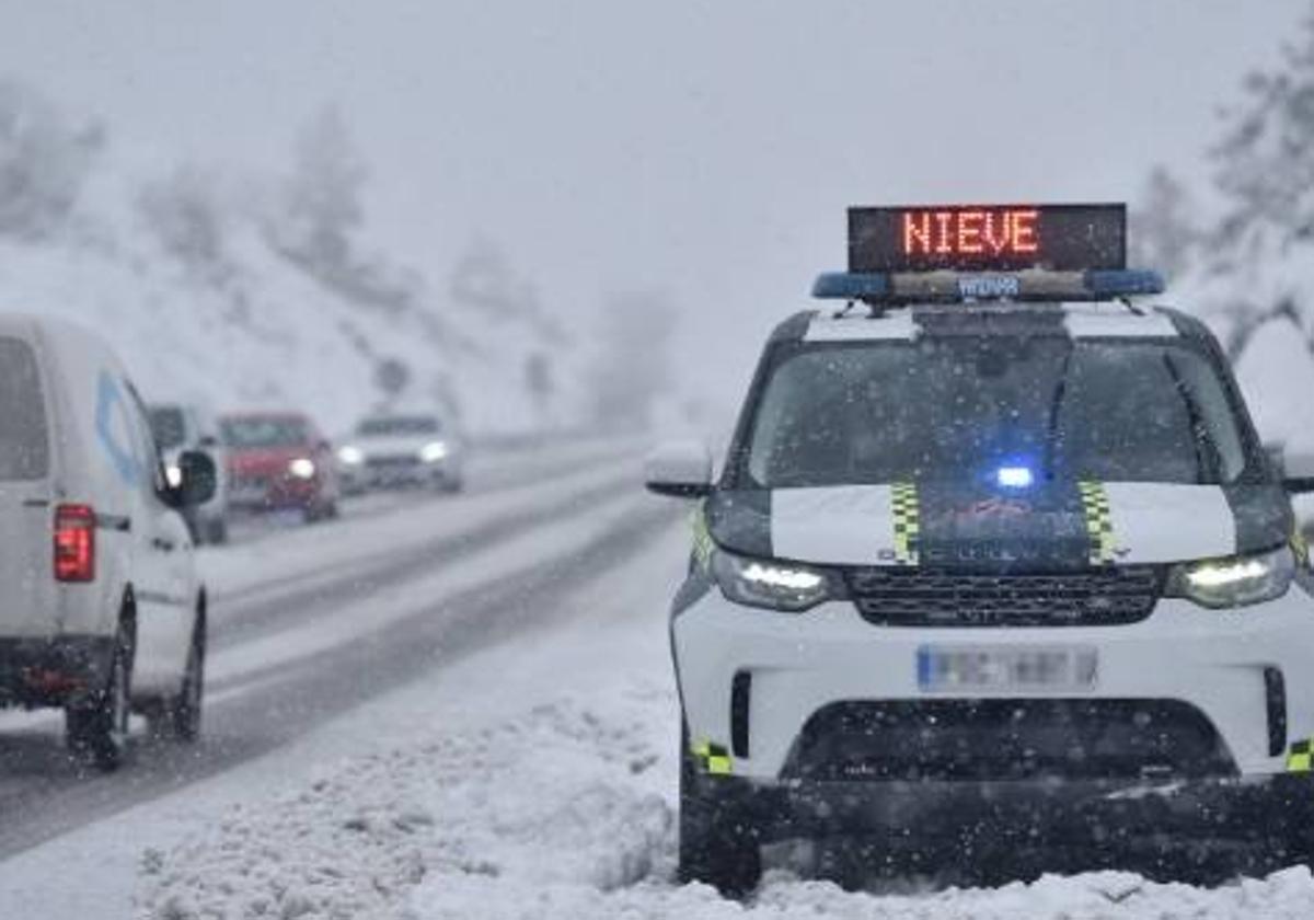 Un coche de la Guardia Civil advirtiendo de la nieve.