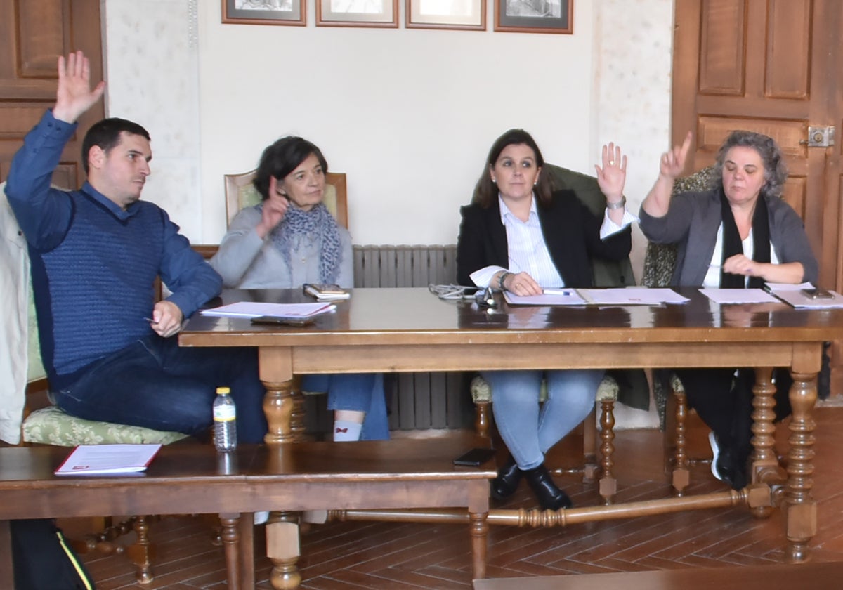 Miguel Rodero, Mónica de Quevedo, Inmaculada Martín y Elvira Fernández forman el nuevo equipo de Gobierno de Candelario.