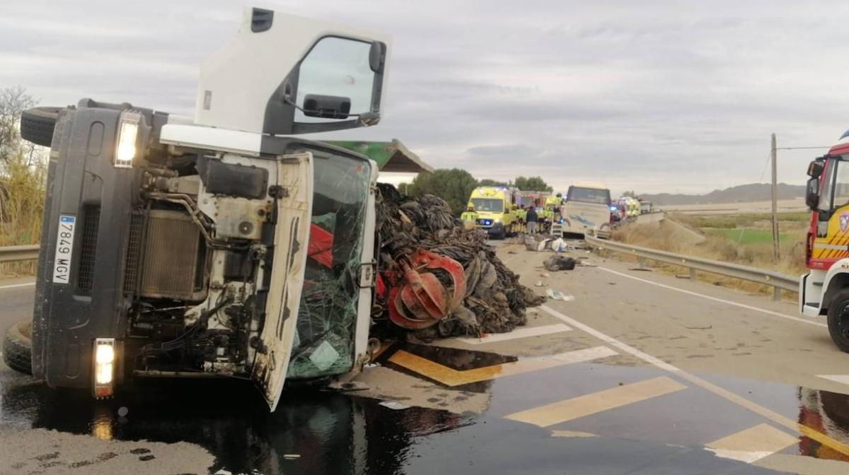 Una fallecida y 13 heridos al volcar un camión sobre un autobús de trabajadores en Lorca