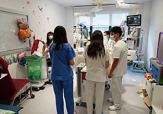 Un grupo de sanitarios de la UCI pediátrica.