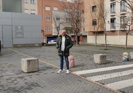 El edil de Turismo, Juan Carlos Bueno, en la plaza de los Abuelos.