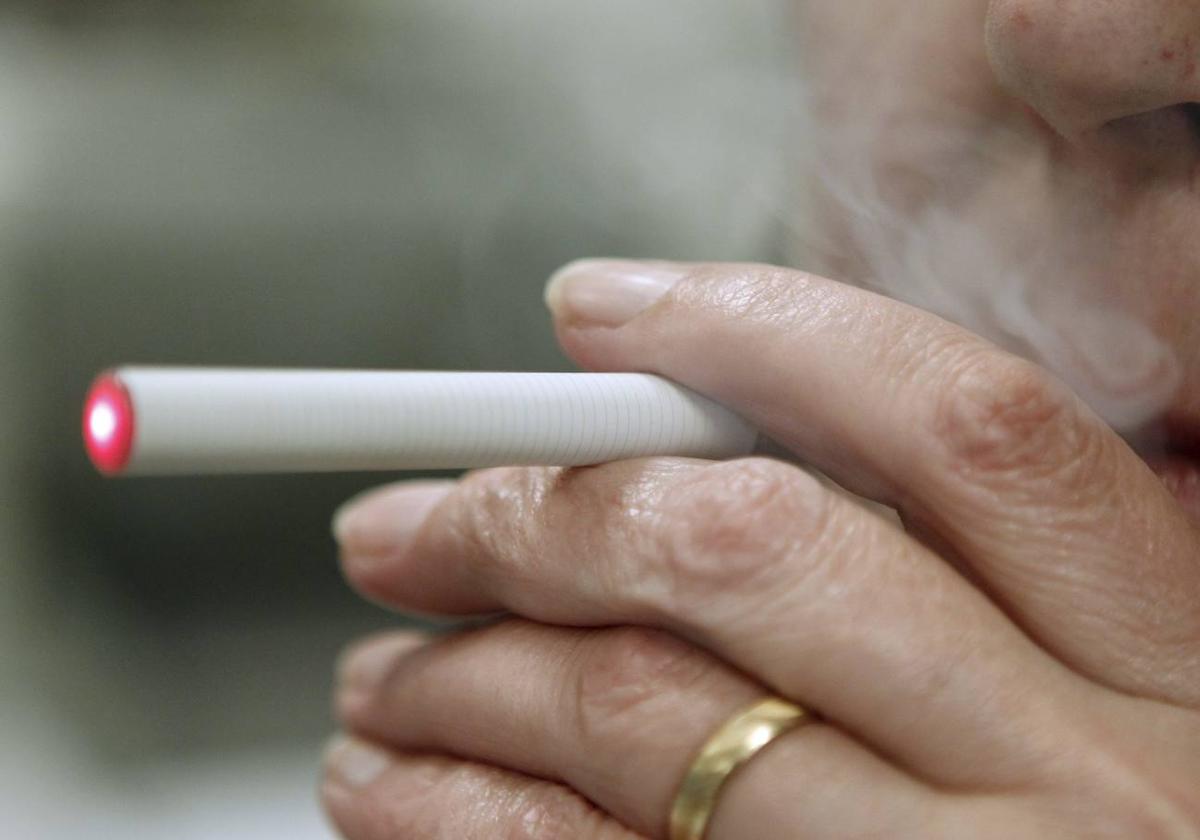 El Gobierno prohíbe la venta de cigarrillos electrónicos de sabores