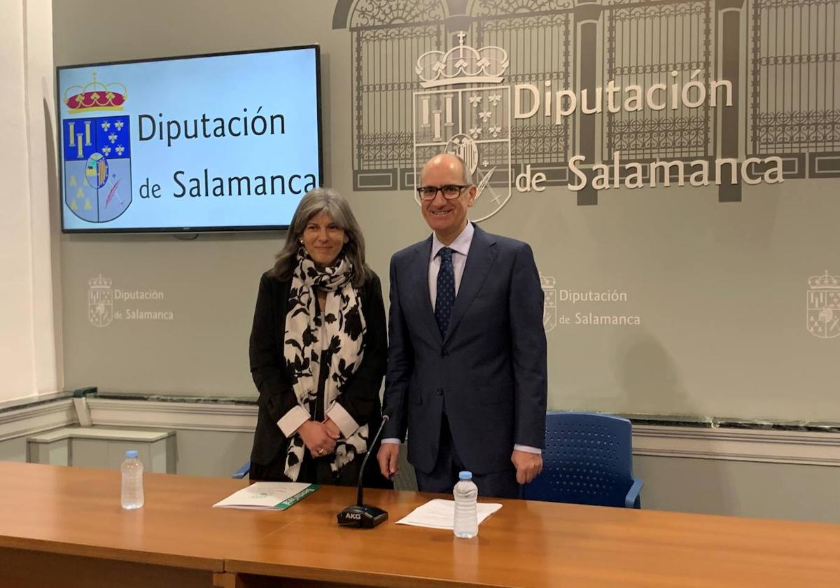 La diputada de Bienestar Social, Eva Picado, y el presidente de la Diputación, Javier Iglesias.