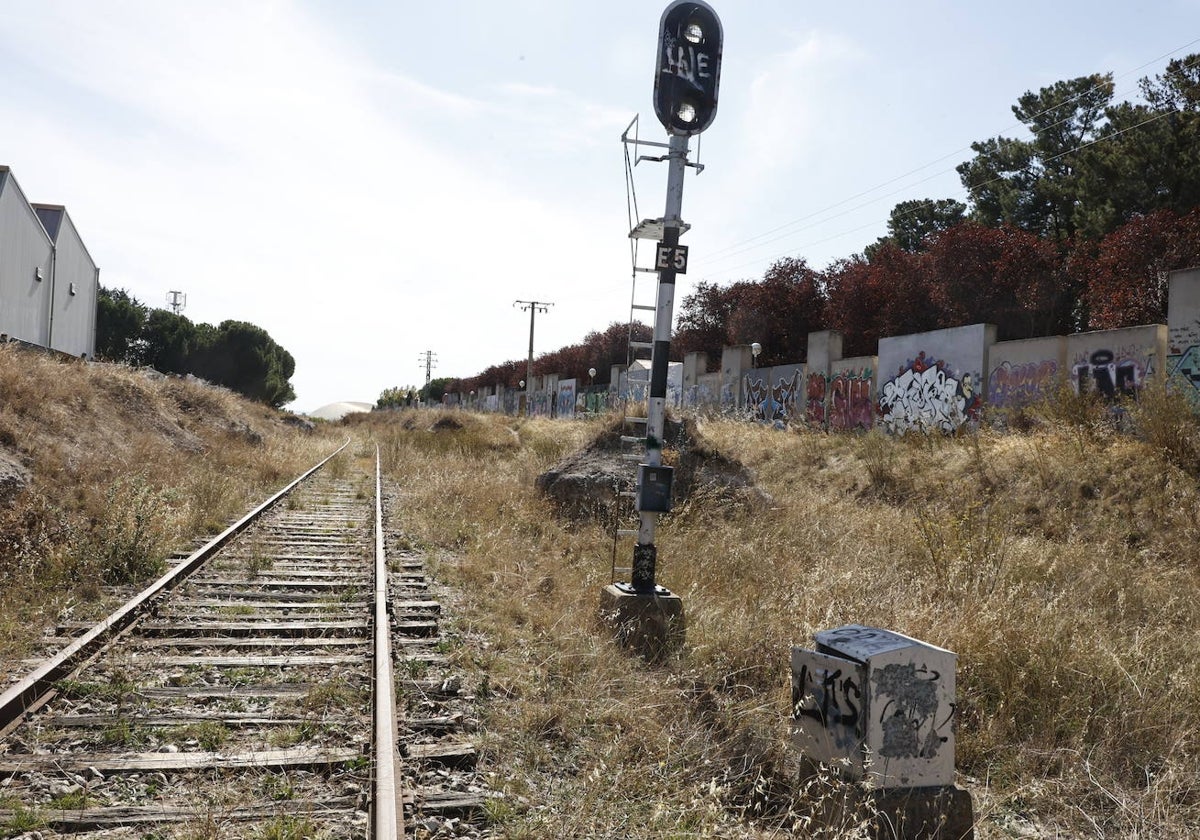 La antigua vía del tren Ruta de la Plata a su paso por Salamanca.