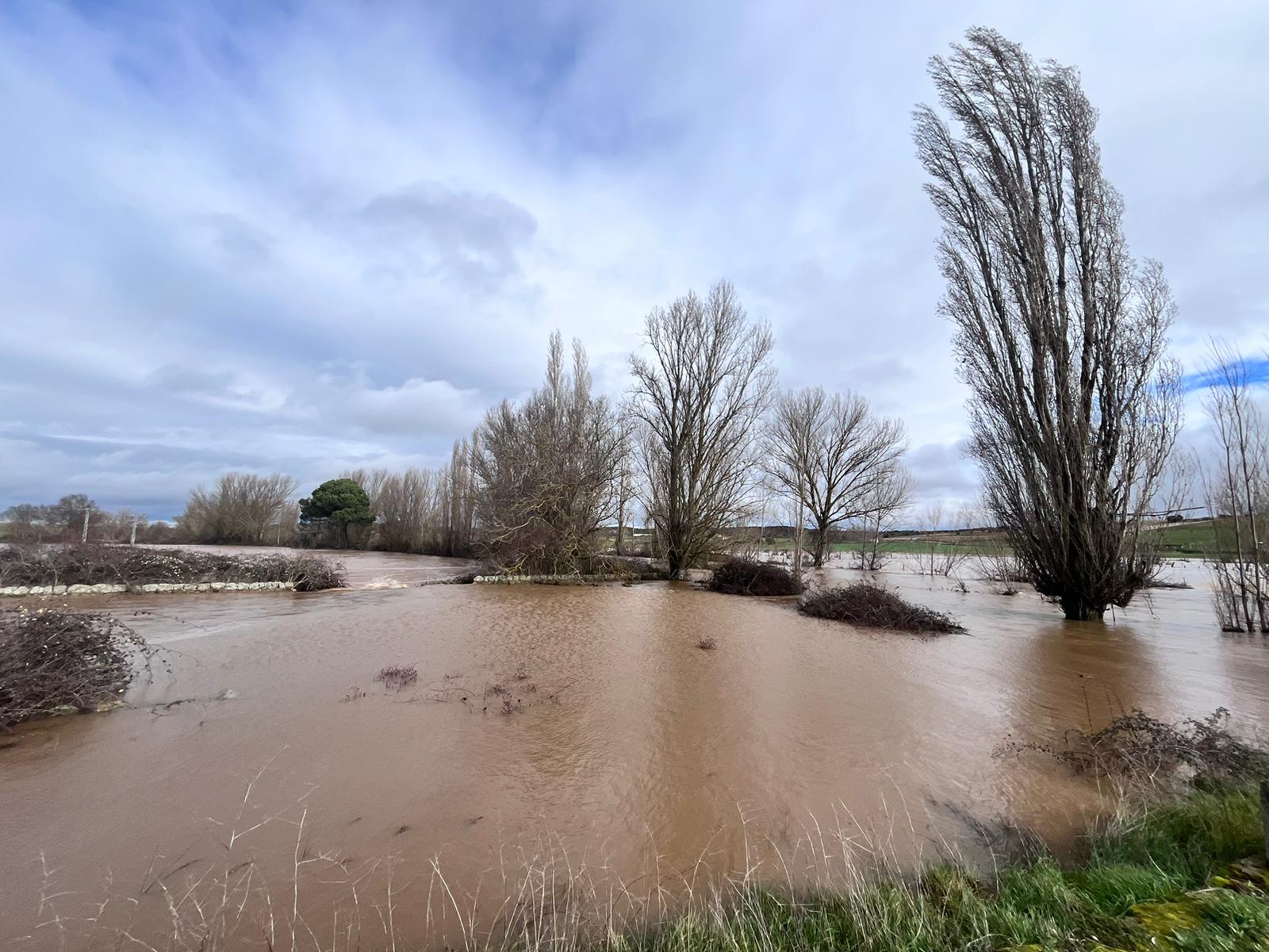 Once horas con el acceso a Vega de Tirados por la DSA-522 bloqueado por las inundaciones