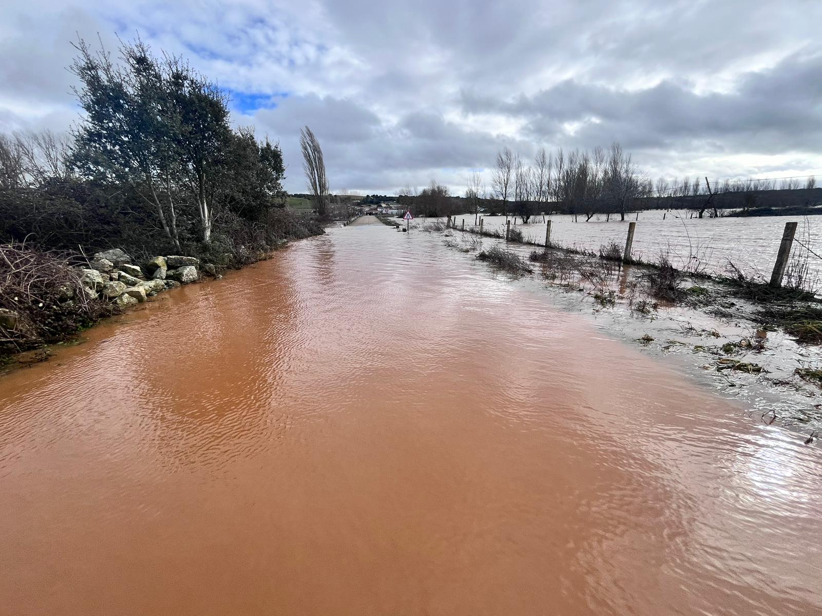 Once horas con el acceso a Vega de Tirados por la DSA-522 bloqueado por las inundaciones