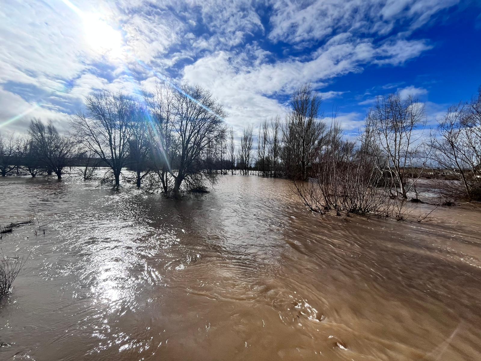 Once horas con el acceso a Vega de Tirados por la DSA-522 bloqueado por las inundaciones