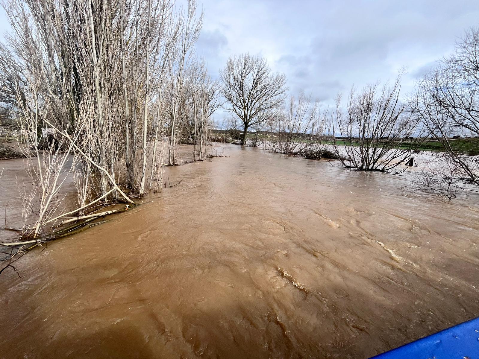 Once horas con el acceso a Vega de Tirados por la DSA-522 bloqueado por las inundaciones