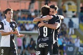 Slavy celebra un gol con Unionistas.