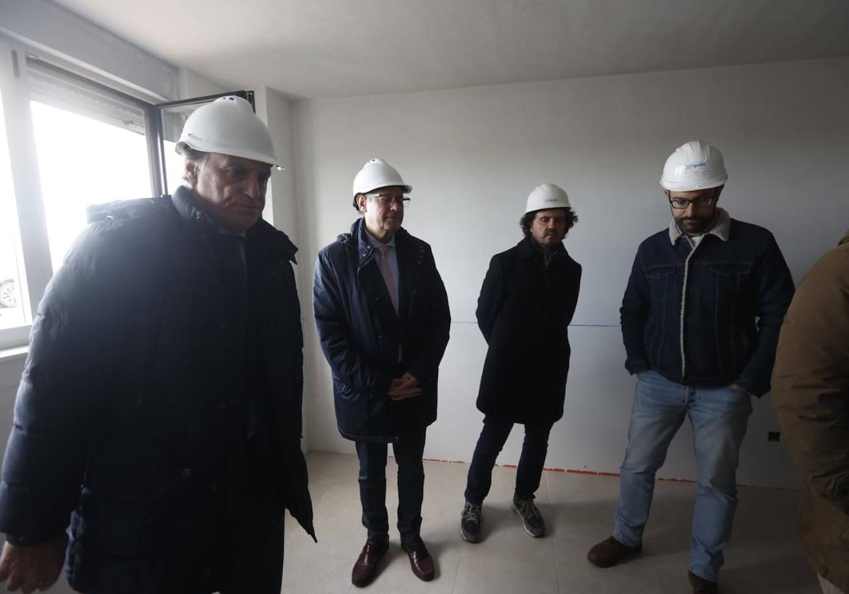 García Carbayo, izquierda, supervisa las obras de la promoción de la calle La Victoria.