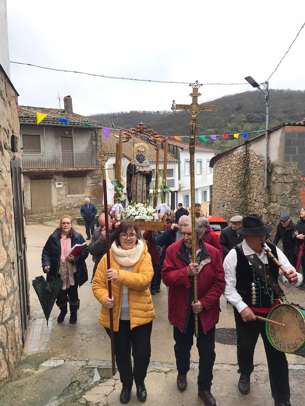 La lluvia deja salir a San Antón en el segundo día de la fiesta de Valdelamatanza