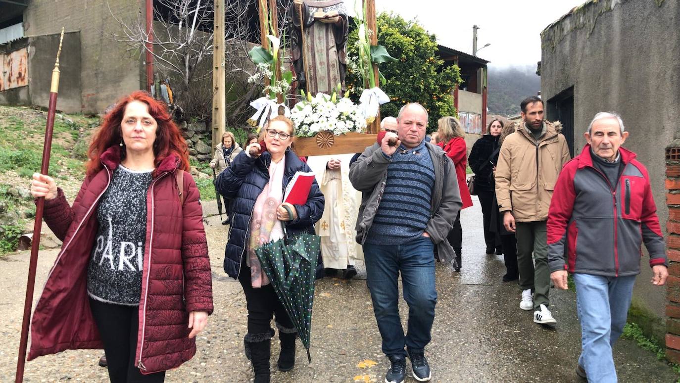 La lluvia deja salir a San Antón en el segundo día de la fiesta de Valdelamatanza