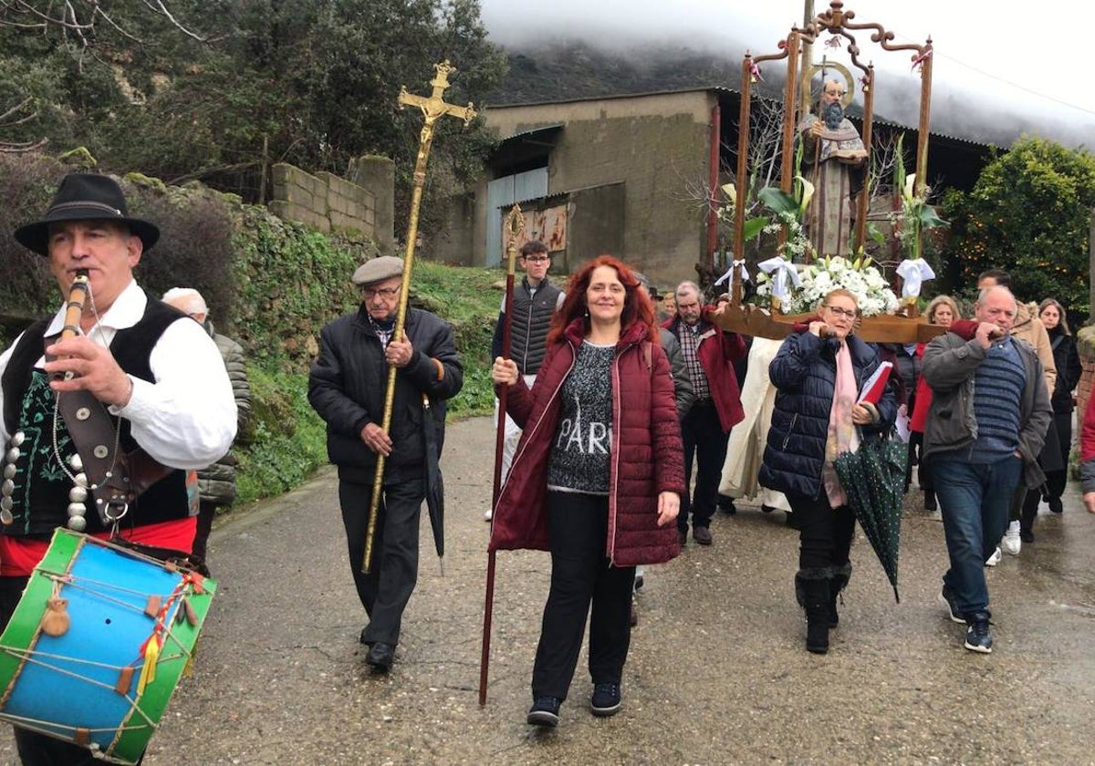 La lluvia deja salir a San Antón en el segundo día de la fiesta de Valdelamatanza