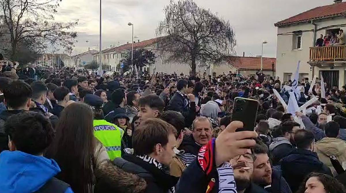 Miles de aficionados de Unionistas toman los alrededores del Reina Sofía antes del partido