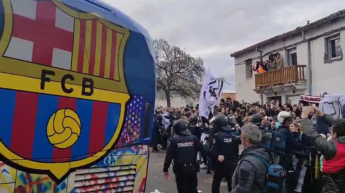 Pitos, abucheos y cánticos de «¡P... Barça!» a su llegada al Reina Sofía