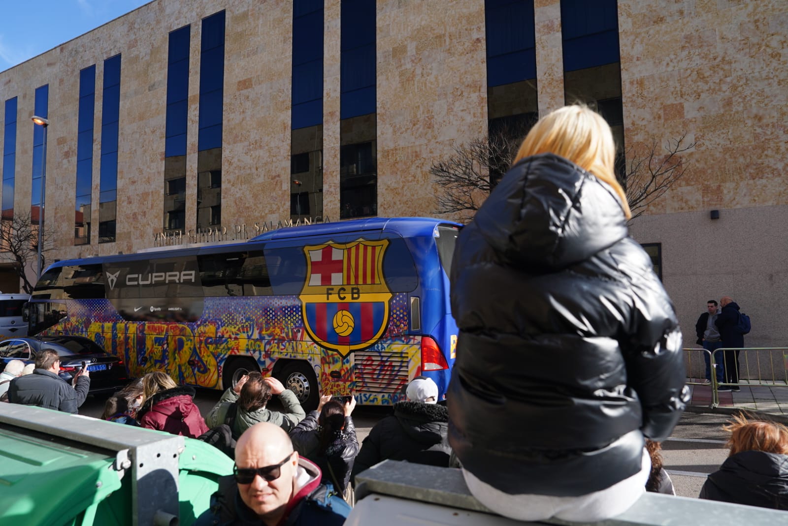 El Barça llegó a su hotel entre una multitud de aficionados: Pedri, el más reclamado