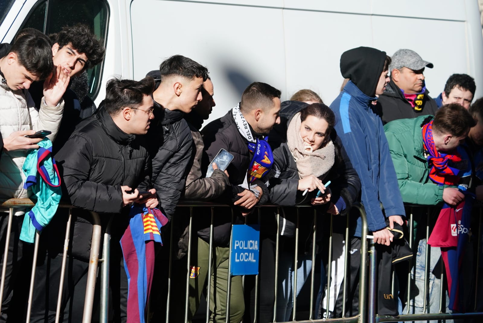 El Barça llegó a su hotel entre una multitud de aficionados: Pedri, el más reclamado