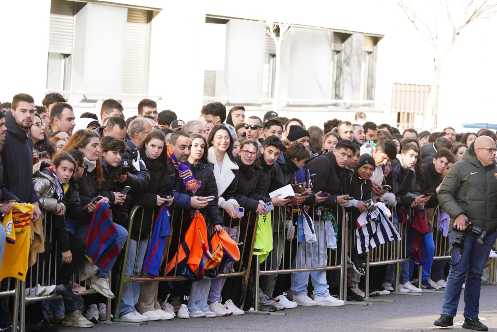 El Barça llegó a su hotel entre una multitud de aficionados: Pedri, el más reclamado