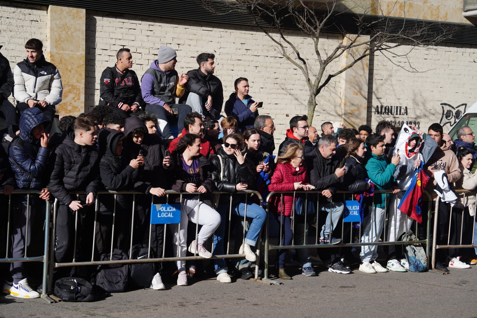 El Barça llegó a su hotel entre una multitud de aficionados: Pedri, el más reclamado