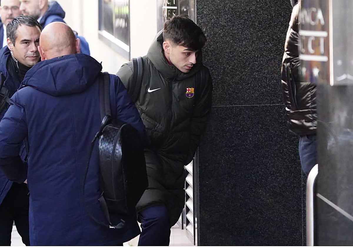 El Barça llegó a su hotel entre una multitud de aficionados: Pedri, el más reclamado