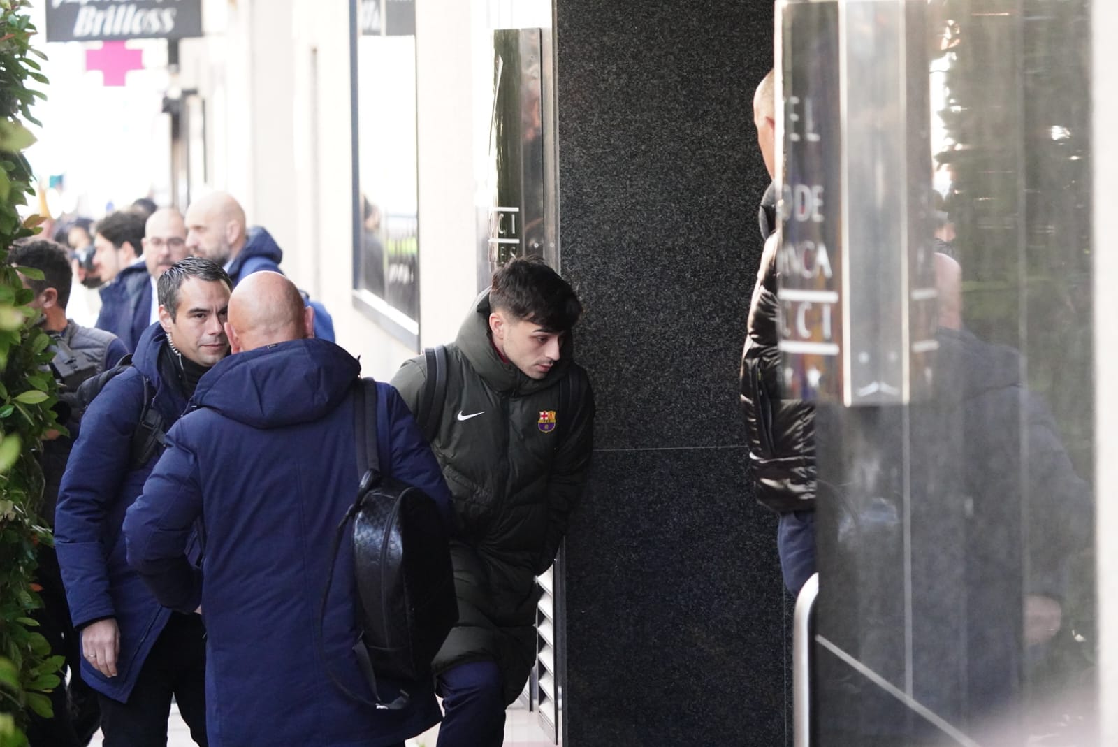 El Barça llegó a su hotel entre una multitud de aficionados: Pedri, el más reclamado