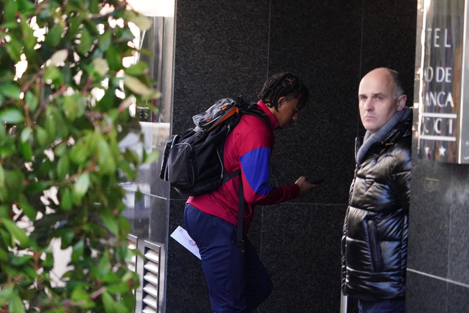 El Barça llegó a su hotel entre una multitud de aficionados: Pedri, el más reclamado