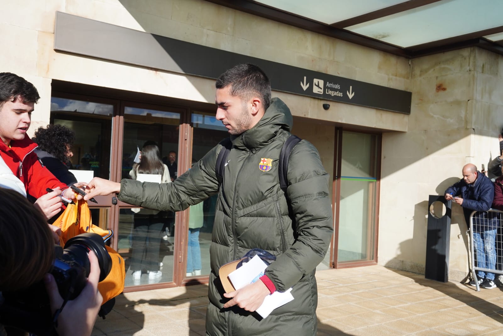 Así fue el aterrizaje del Barça en Salamanca: detallazo de Ferran Torres