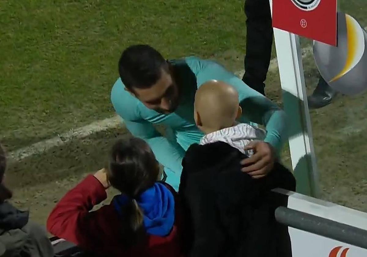 El detallazo de Ferran Torres con María, la princesa guerrera futbolera