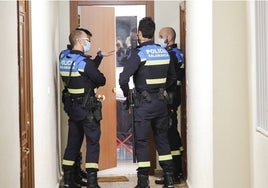 Agentes de la Policía Local en una vivienda tras el aviso por exceso de ruido.