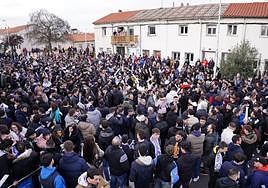 Miles de aficionados de Unionistas toman los alrededores del Reina Sofía antes del partido