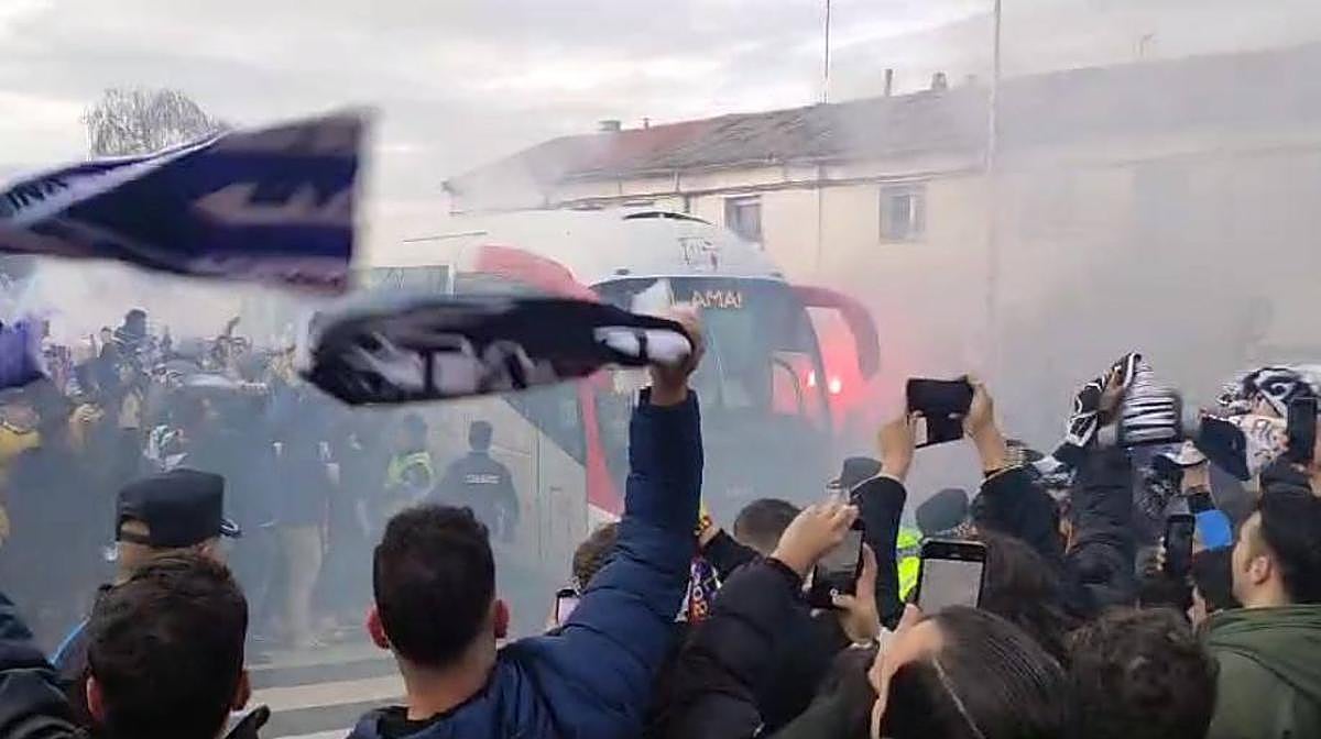 Espectacular recibimiento: miles de aficionados 'empujaron' el autobús de Unionistas a su llegada al Reina Sofía