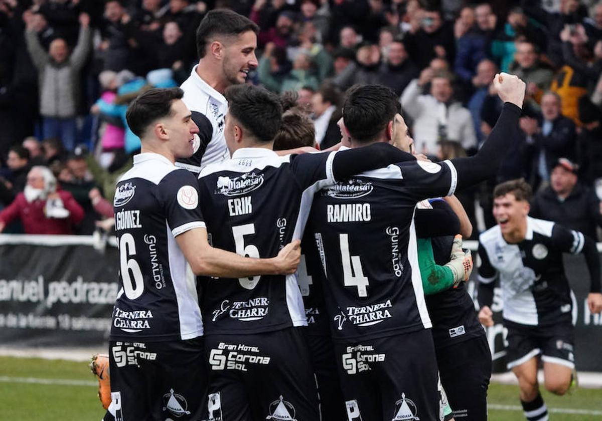 Jugadores de Unionistas celebran un gol.