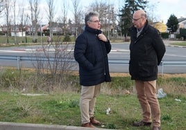 Ángel Manso y Jesús Hernández, ediles de Transporte de los municipios de Carbajosa y Santa Marta.