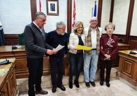 La concejala de Cultura, Purificación Pozo, junto a los integrantes del jurado.