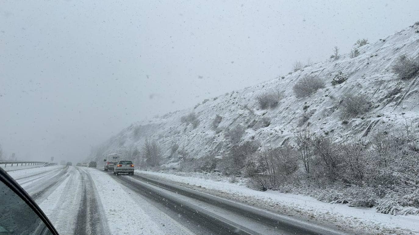Los primeros copos de nieve provocan problemas de circulación en el sureste de la provincia