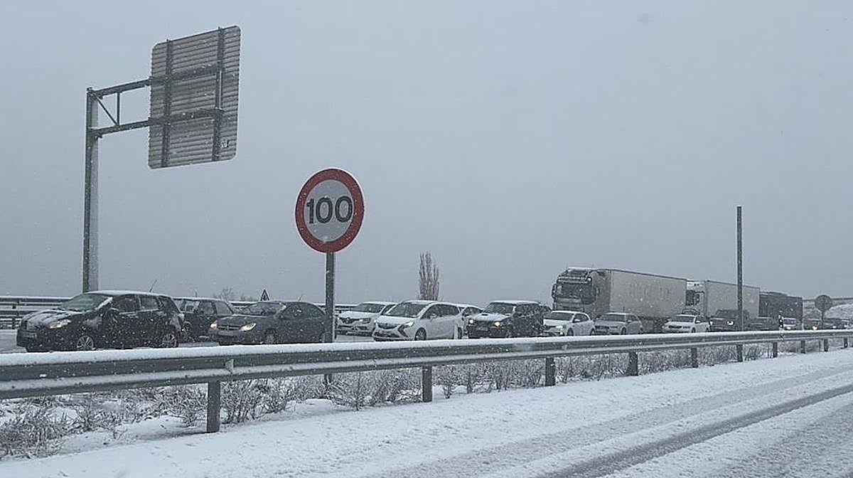 Gran atasco en la A-66 por culpa de la nieve