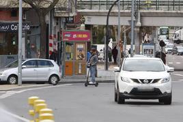 Un joven transita con un patinete por una vía salmantina.