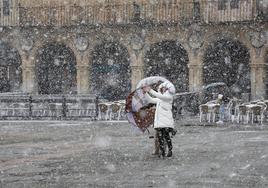 Una imagen de nieve en la Plaza Mayor.