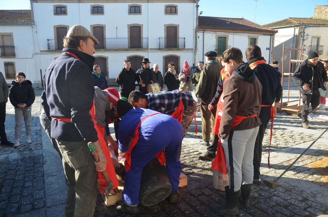 Lumbrales celebra una popular Fiesta de la Matanza Tradicional