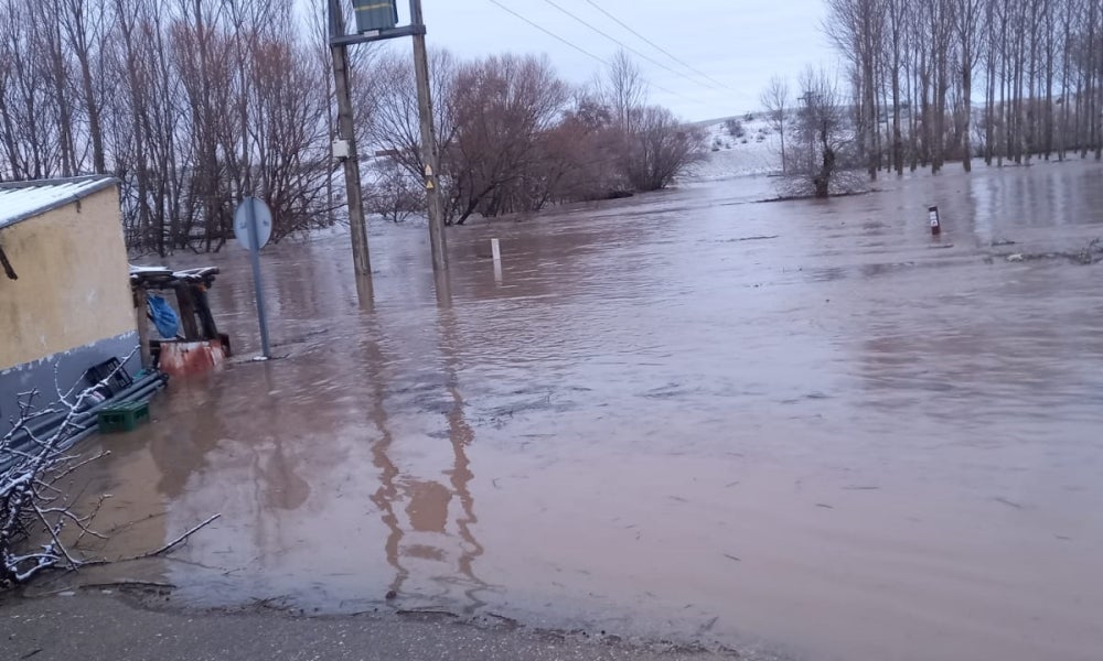 Impresionantes imágenes del desbordamiento del río Almar a su paso por Nava de Sotrobal